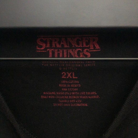 Stranger Things Adult 2XL "THE UPSIDE DOWN" Drawing T-Shirt, Black - Picture 4 of 4